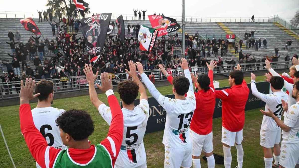 La Lucchese esulta sotto la Curva Ovest / Credit: Gazzetta Lucchese 