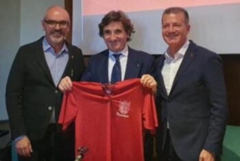 Portogruaro, il presidente Bertolini omaggia Urbano Cairo con una maglia del centenario
