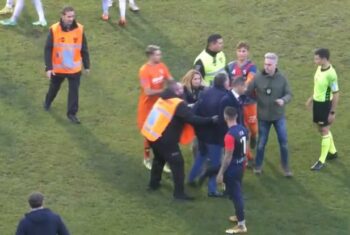 Il presidente perde la testa e invade il campo dopo la sconfitta | VIDEO