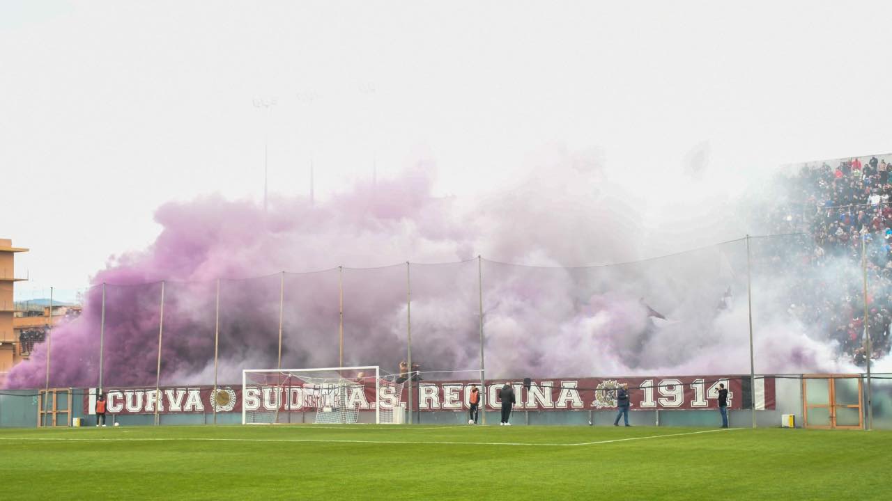 https://www.seried24.com/wp-content/uploads/2025/02/reggina-tifosi-rosito.jpg
