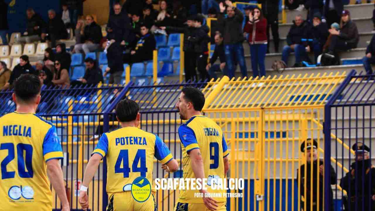 https://www.seried24.com/wp-content/uploads/2025/02/scafatese-foggia-squadra-esultanza-petrosino.jpg