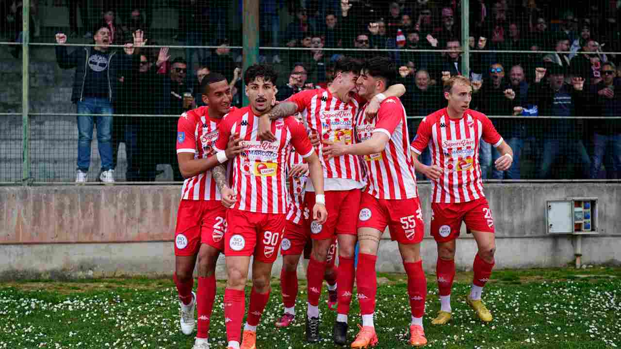 https://www.seried24.com/wp-content/uploads/2025/03/Citta%CC%80-di-Teramo-squadra-tifosi-1.jpg