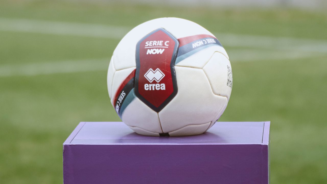 https://www.seried24.com/wp-content/uploads/2025/04/Pallone-Serie-C-bianco-crediti-foto-Martina-Cutrona-copertina.jpg