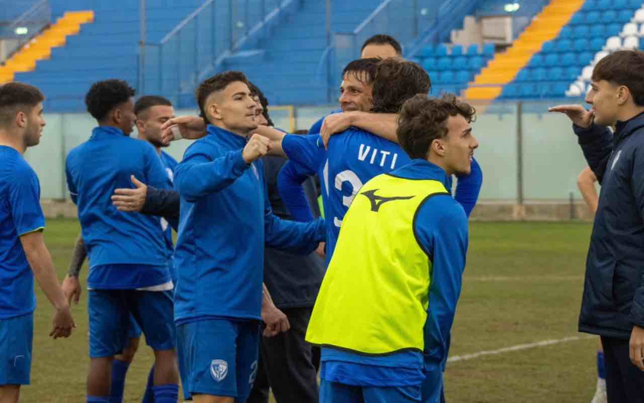 https://www.seried24.com/wp-content/uploads/2025/04/brindisi-credits-mino-elmo.jpg