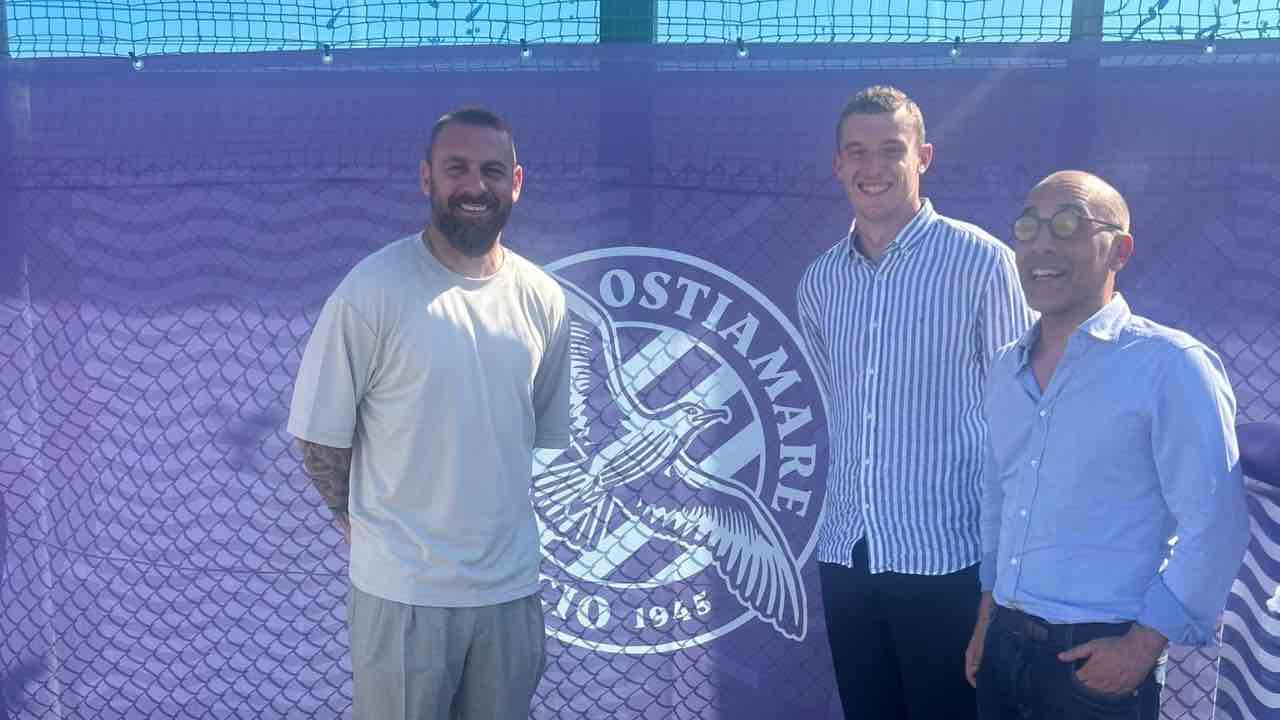 https://www.seried24.com/wp-content/uploads/2025/07/ostiamare-de-rossi-2.jpg