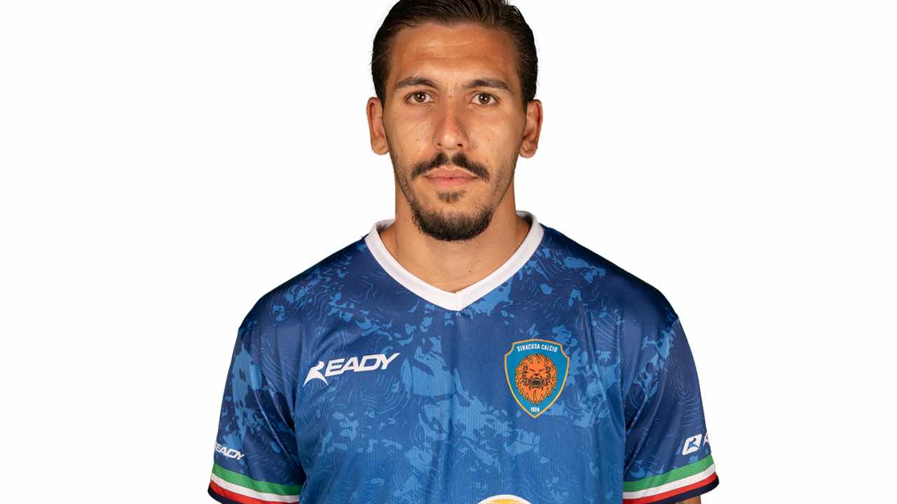 https://www.seried24.com/wp-content/uploads/2025/08/de-caro-credit-siracusa.jpg