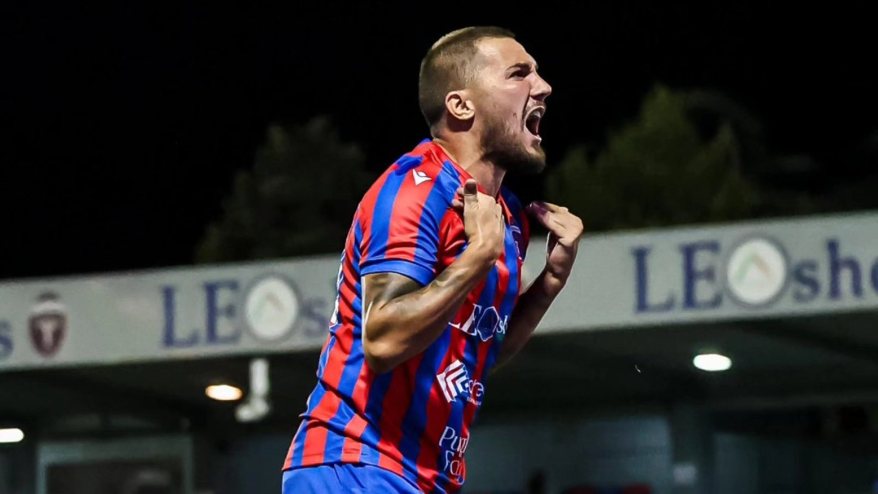 https://www.seried24.com/wp-content/uploads/2025/10/Cosimo-Chirico-con-la-maglia-del-Casarano-Credit_-Casarano-Calcio.jpg