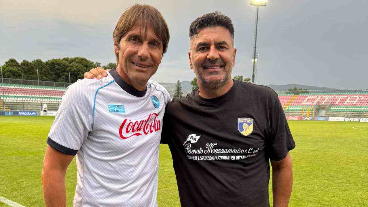 https://www.seried24.com/wp-content/uploads/2025/10/Gianluca-Colavitto-con-Antonio-Conte.jpg