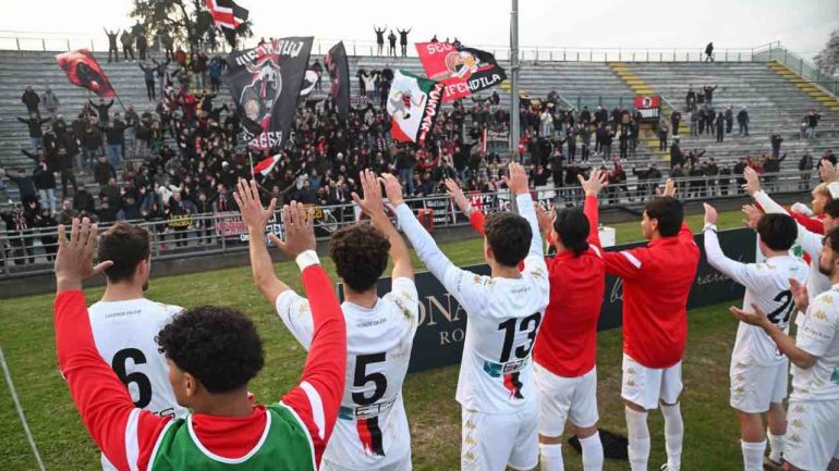 La Lucchese esulta sotto la Curva Ovest / Credit: Gazzetta Lucchese